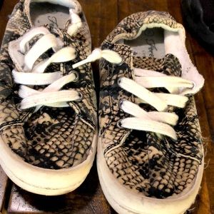 Snake print slip ons bought on Amazon size 7